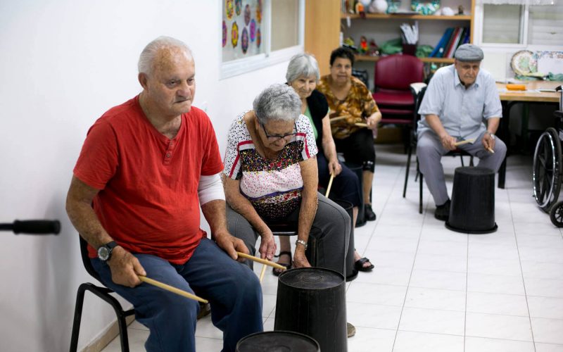 מעגל מתופפים בפעילות במועדון בית נועם רגבה