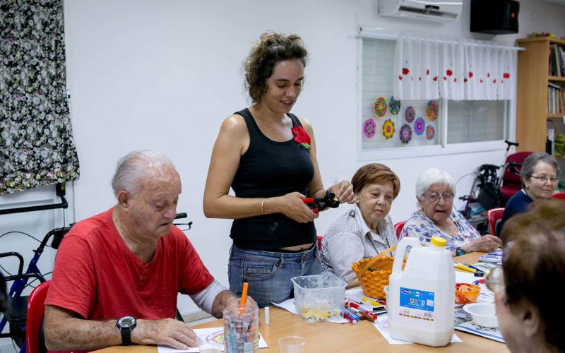 מדריכת יצירה במועדון בית נועם